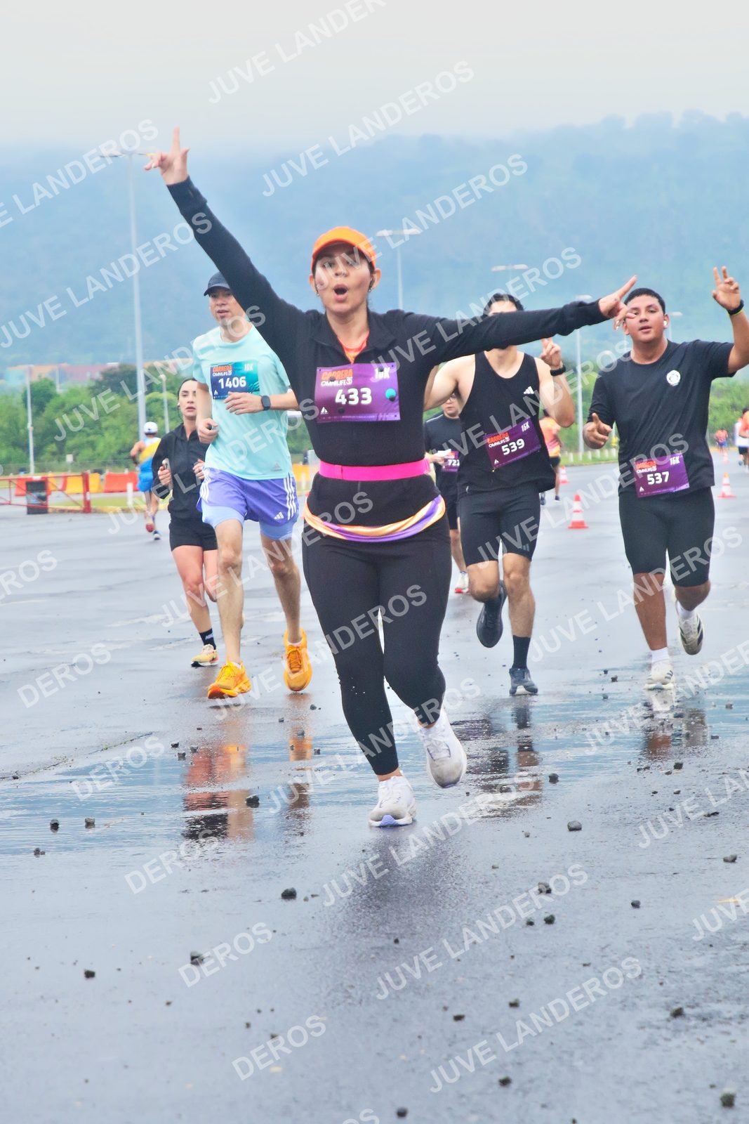Foto de la CARRERA OMNILIFE GUADALAJARA en Estadio Akron, Zapopan a las 07:35 · dorsal 433, 1406, 537, 539