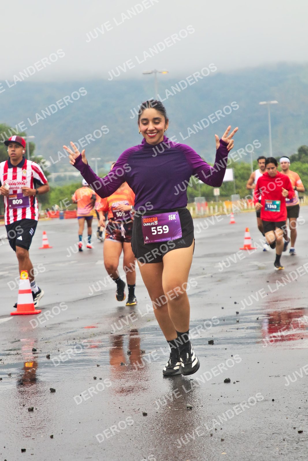 Foto de la CARRERA OMNILIFE GUADALAJARA en Estadio Akron, Zapopan a las 07:34 · dorsal 559, 809, 505, 1349