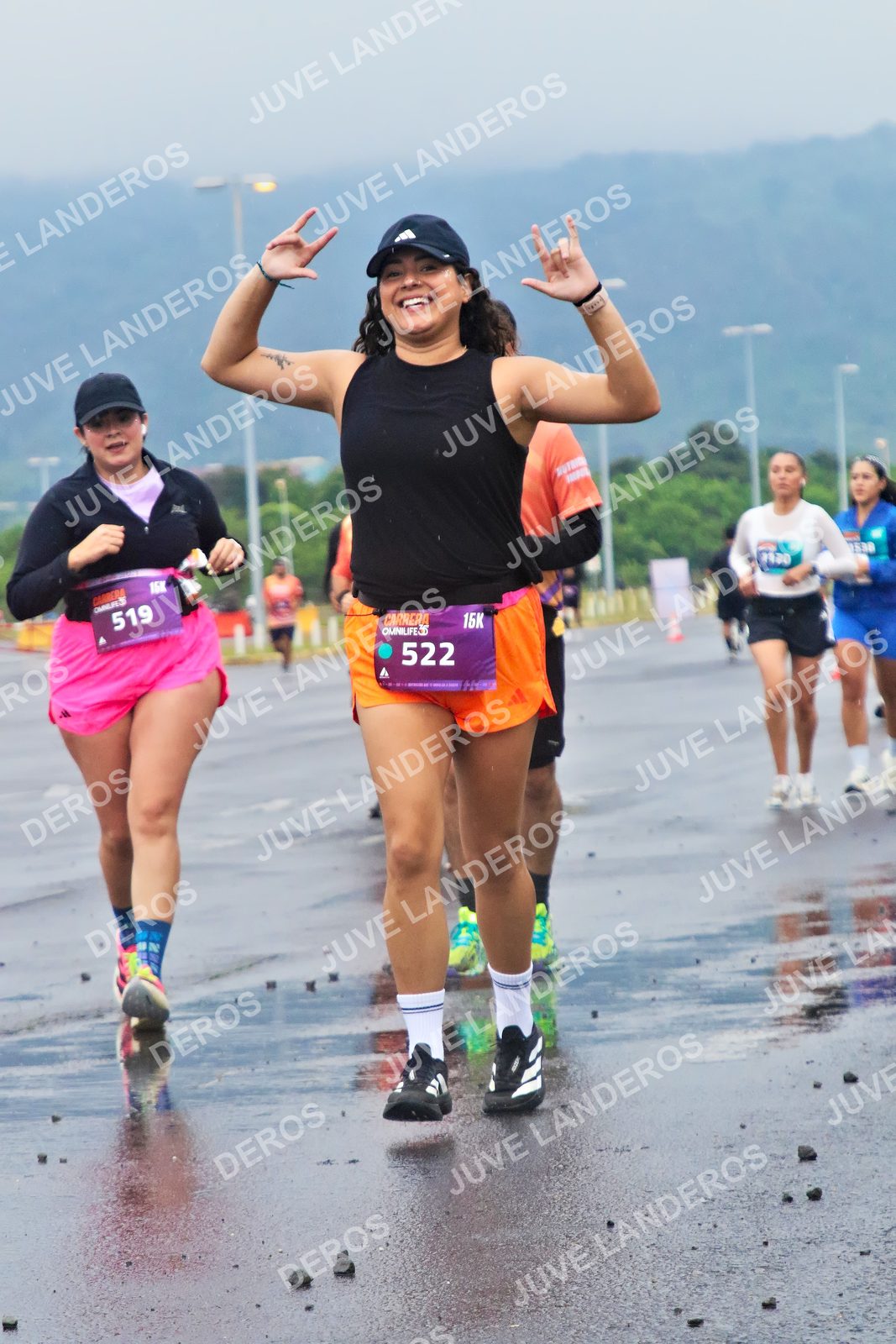 Foto de la CARRERA OMNILIFE GUADALAJARA en Estadio Akron, Zapopan a las 07:45 · dorsal 522, 519, 1170
