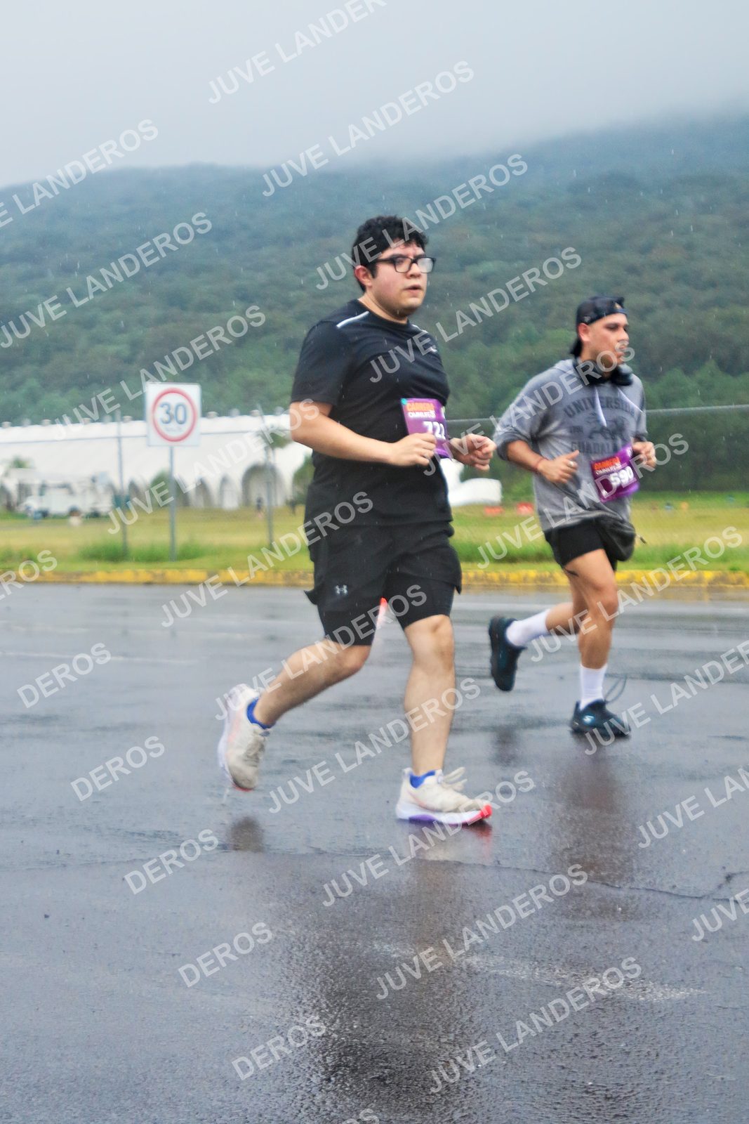 Foto de la CARRERA OMNILIFE GUADALAJARA en Estadio Akron, Zapopan a las 07:59 · dorsal 30, 590, 722