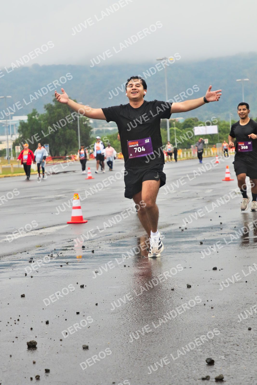 Foto de la CARRERA OMNILIFE GUADALAJARA en Estadio Akron, Zapopan a las 07:33 · dorsal 704, 368