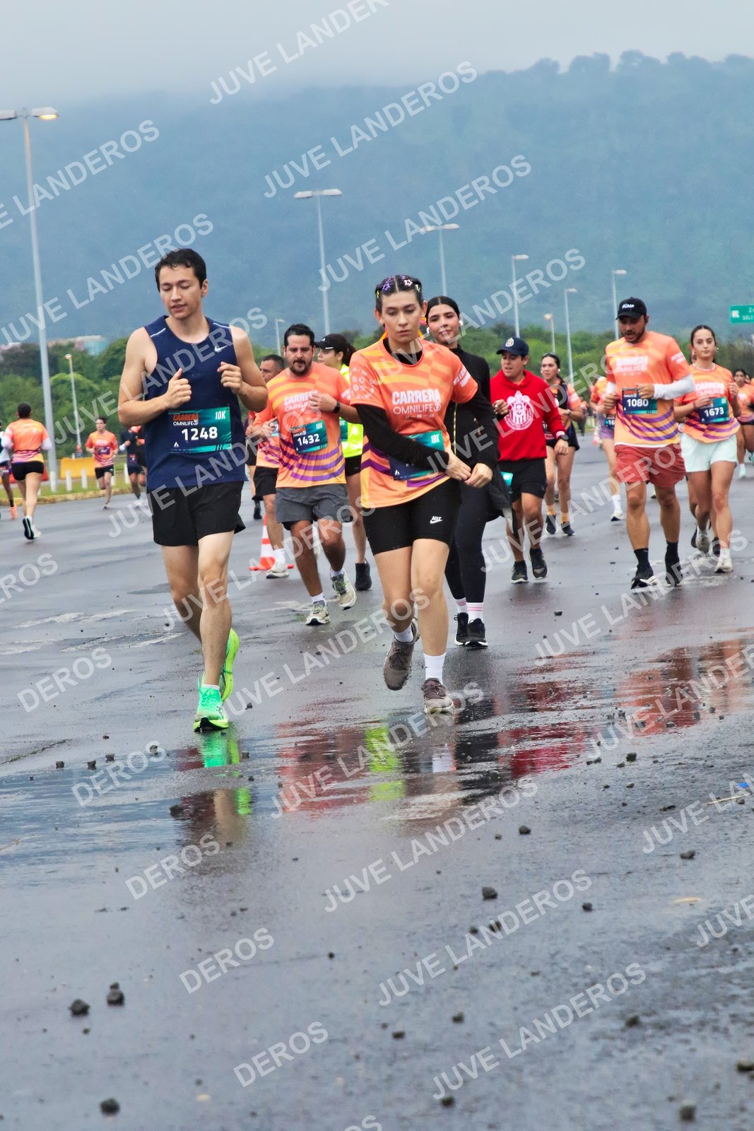 Foto de la CARRERA OMNILIFE GUADALAJARA en Estadio Akron, Zapopan a las 07:46 · dorsal 1248, 1080, 1432, 1673