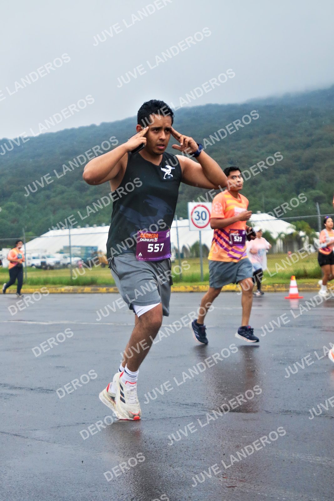 Foto de la CARRERA OMNILIFE GUADALAJARA en Estadio Akron, Zapopan a las 07:53 · dorsal 523, 557, 30