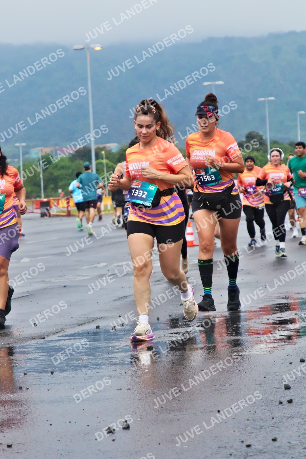 Foto de la CARRERA OMNILIFE GUADALAJARA en Estadio Akron, Zapopan a las 07:44 · dorsal 1563, 1407, 16