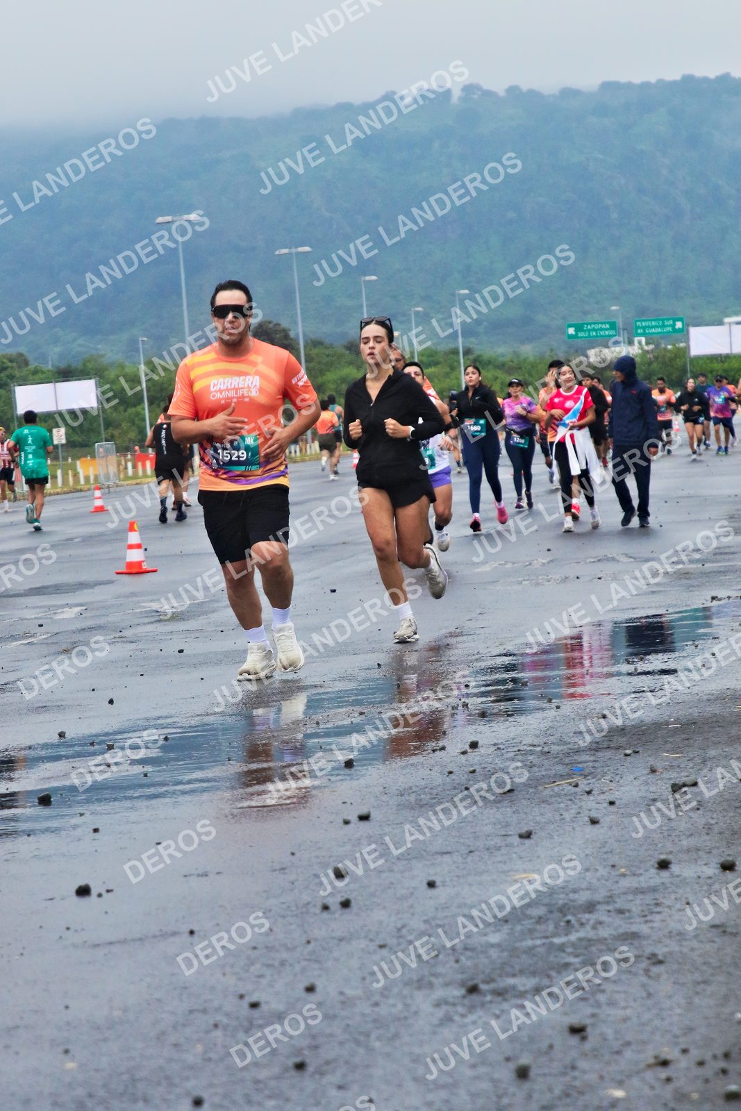 Foto de la CARRERA OMNILIFE GUADALAJARA en Estadio Akron, Zapopan a las 07:41 · dorsal 1529, 1660