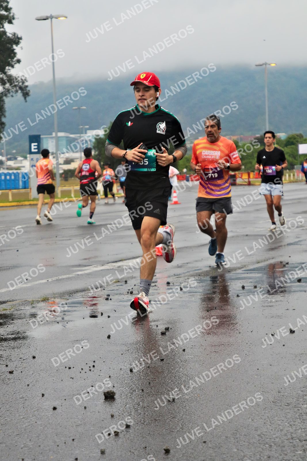 Foto de la CARRERA OMNILIFE GUADALAJARA en Estadio Akron, Zapopan a las 07:32 · dorsal 719, 132, 35