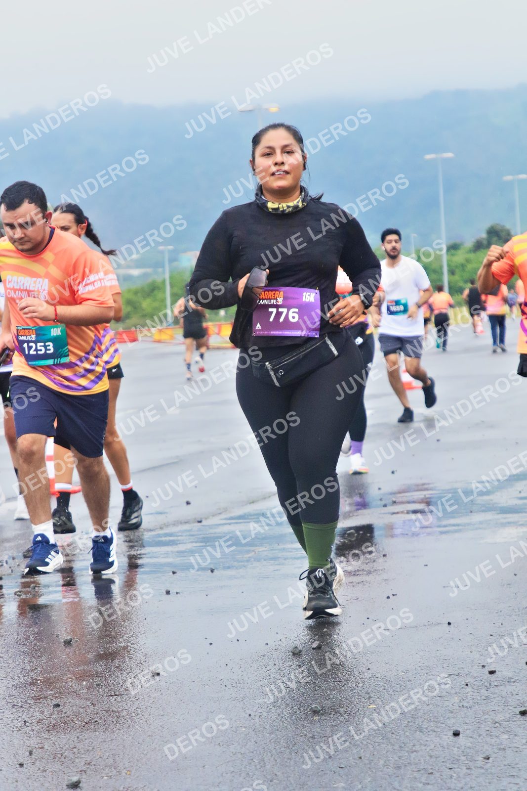 Foto de la CARRERA OMNILIFE GUADALAJARA en Estadio Akron, Zapopan a las 07:43 · dorsal 776, 1253, 1659