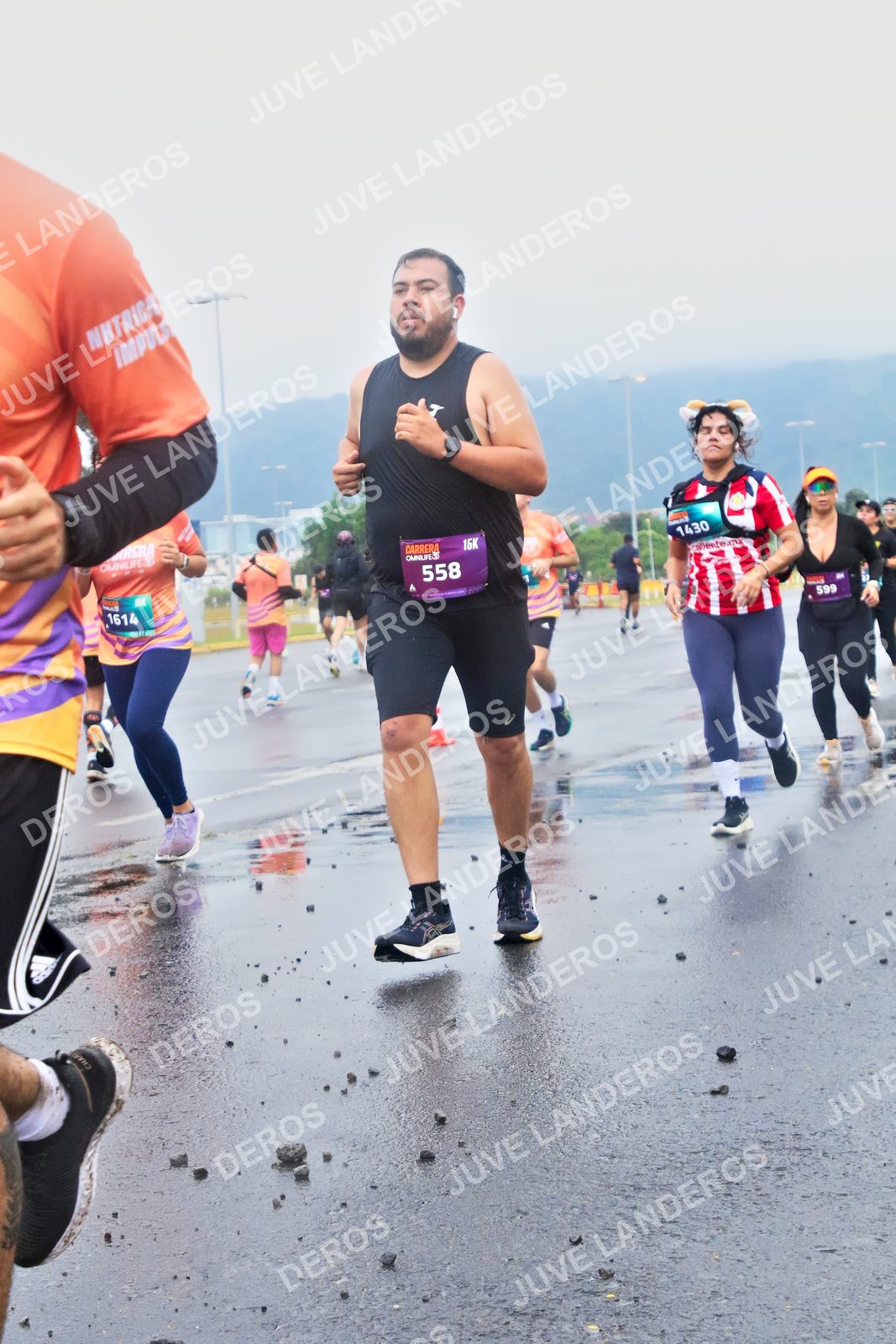 Foto de la CARRERA OMNILIFE GUADALAJARA en Estadio Akron, Zapopan a las 07:42 · dorsal 558, 599, 1430, 1614