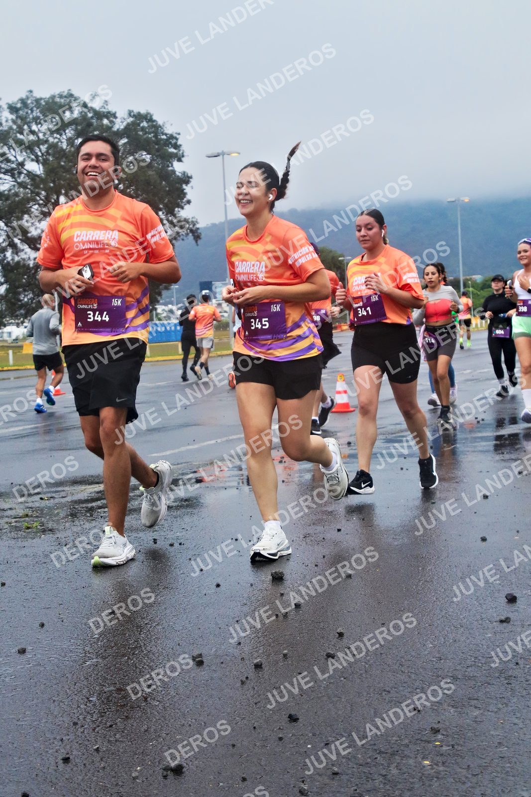 Foto de la CARRERA OMNILIFE GUADALAJARA en Estadio Akron, Zapopan a las 07:36 · dorsal 344, 345, 341, 398