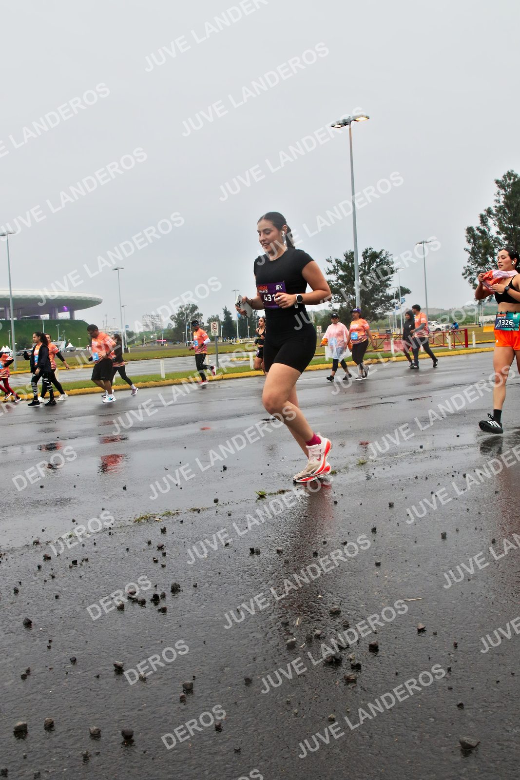 Foto de la CARRERA OMNILIFE GUADALAJARA en Estadio Akron, Zapopan a las 07:32 · dorsal 43, 1326