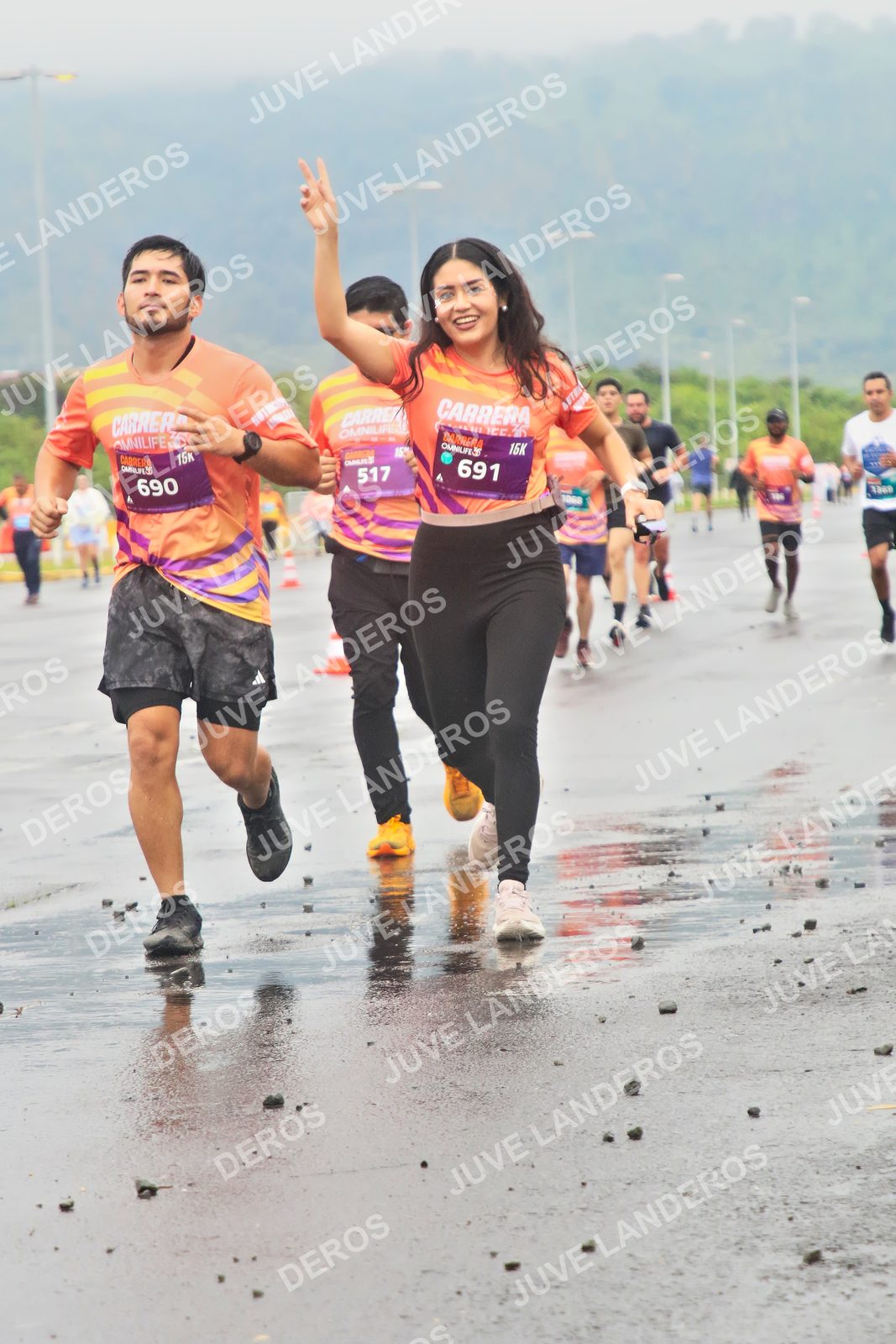 Foto de la CARRERA OMNILIFE GUADALAJARA en Estadio Akron, Zapopan a las 07:33 · dorsal 691, 690, 517, 1368