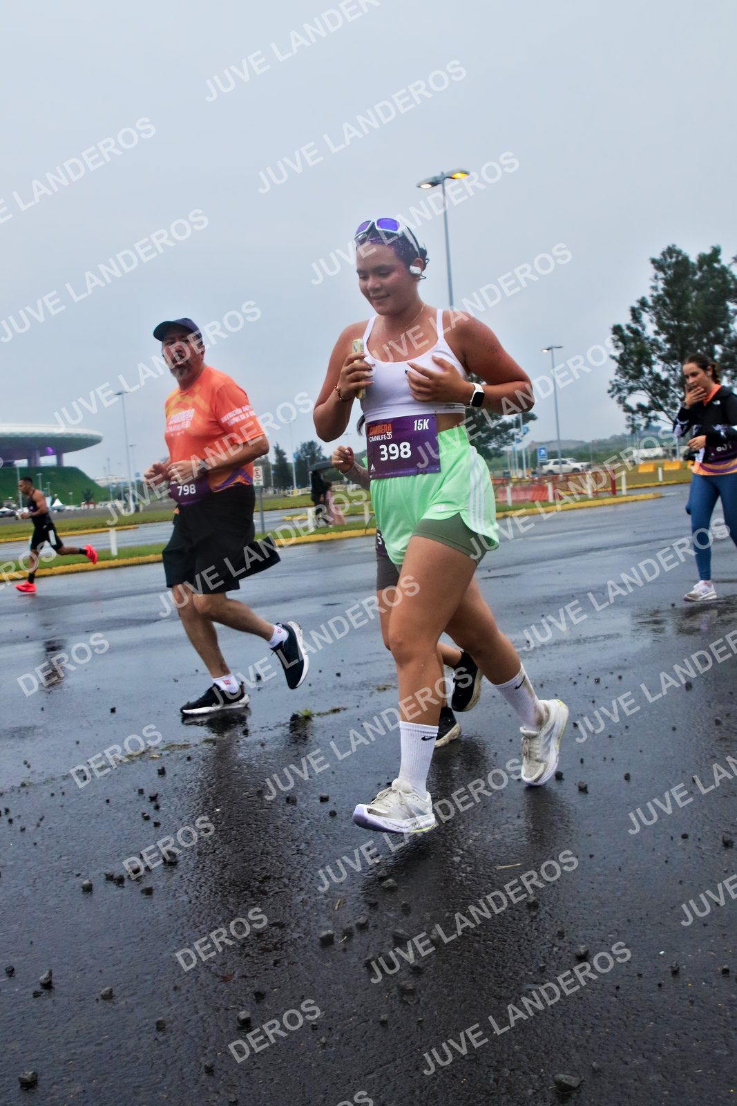 Foto de la CARRERA OMNILIFE GUADALAJARA en Estadio Akron, Zapopan a las 07:36 · dorsal 398, 798