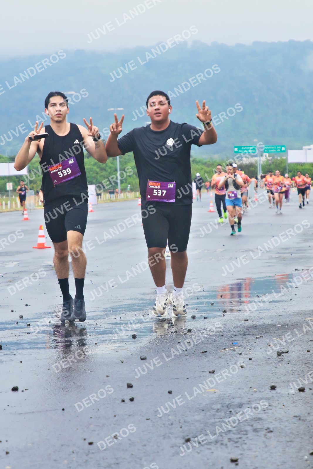 Foto de la CARRERA OMNILIFE GUADALAJARA en Estadio Akron, Zapopan a las 07:35 · dorsal 537, 539