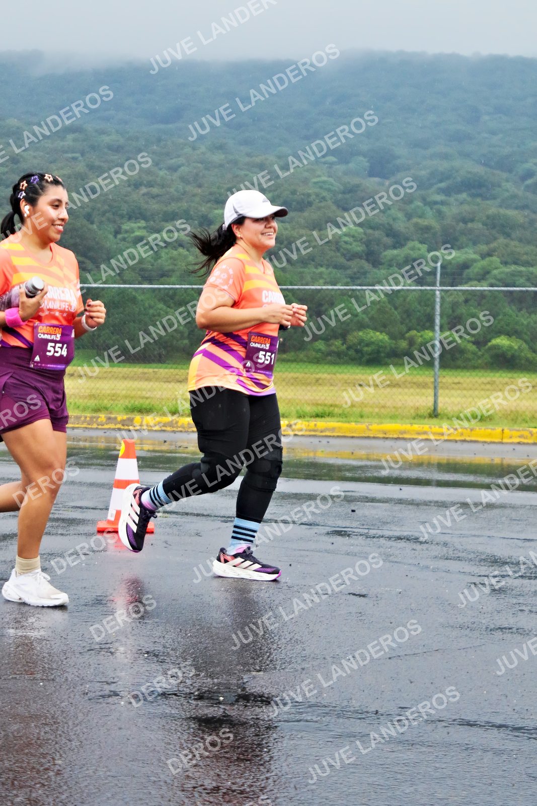 Foto de la CARRERA OMNILIFE GUADALAJARA en Estadio Akron, Zapopan a las 08:12 · dorsal 554, 551