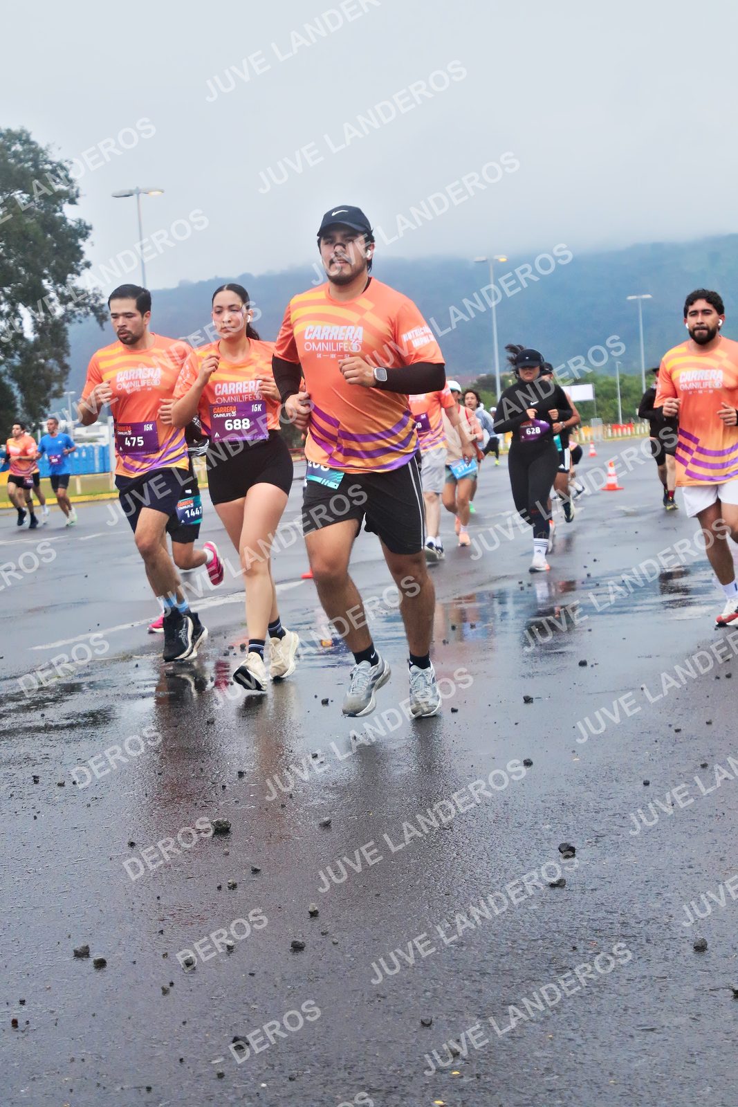 Foto de la CARRERA OMNILIFE GUADALAJARA en Estadio Akron, Zapopan a las 07:38 · dorsal 688, 475, 628, 1447