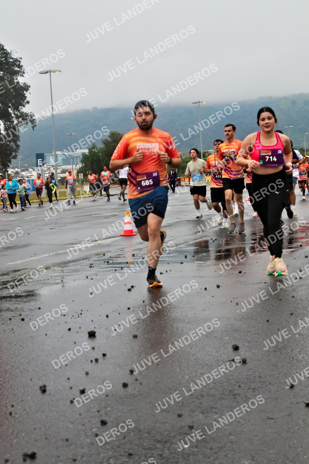 Foto de la CARRERA OMNILIFE GUADALAJARA en Estadio Akron, Zapopan a las 07:31 · dorsal 714, 685, 423