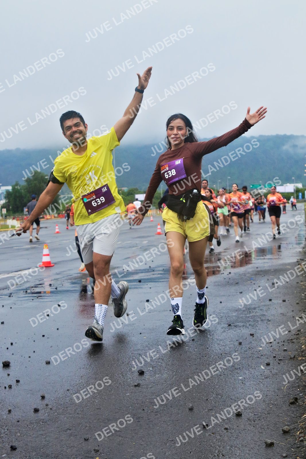 Foto de la CARRERA OMNILIFE GUADALAJARA en Estadio Akron, Zapopan a las 07:36 · dorsal 639, 638