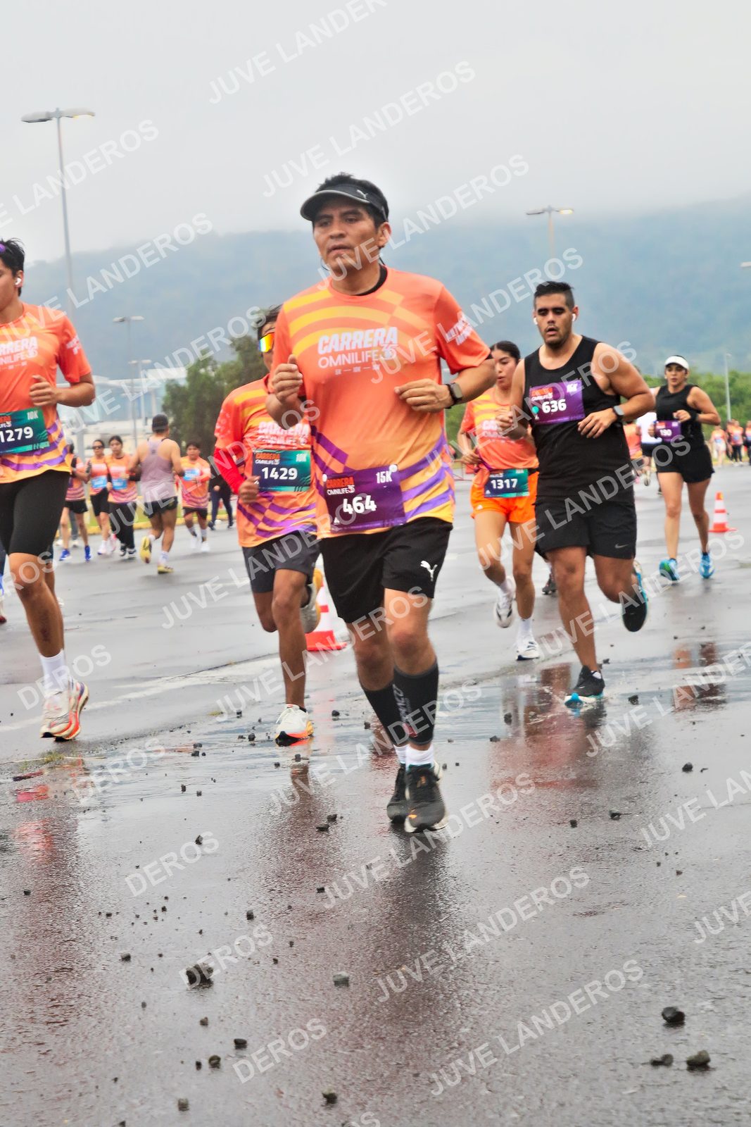Foto de la CARRERA OMNILIFE GUADALAJARA en Estadio Akron, Zapopan a las 07:31 · dorsal 464, 1429, 636, 1317