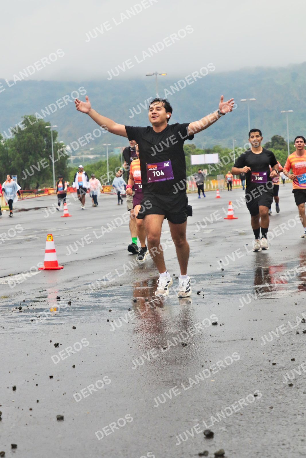 Foto de la CARRERA OMNILIFE GUADALAJARA en Estadio Akron, Zapopan a las 07:33 · dorsal 368, 704, 254