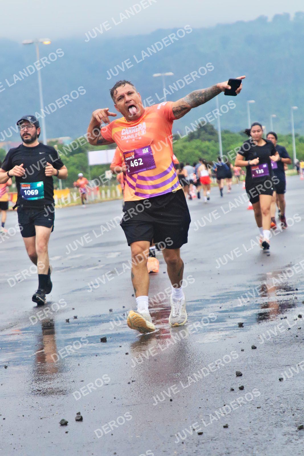 Foto de la CARRERA OMNILIFE GUADALAJARA en Estadio Akron, Zapopan a las 07:43 · dorsal 462, 1069, 135