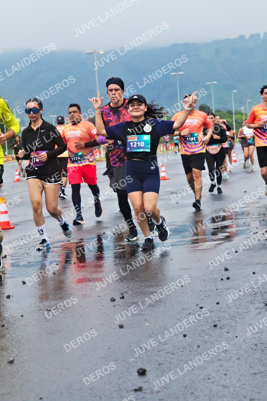 Foto de la CARRERA OMNILIFE GUADALAJARA en Estadio Akron, Zapopan a las 07:43 · dorsal 1210, 1191, 1174