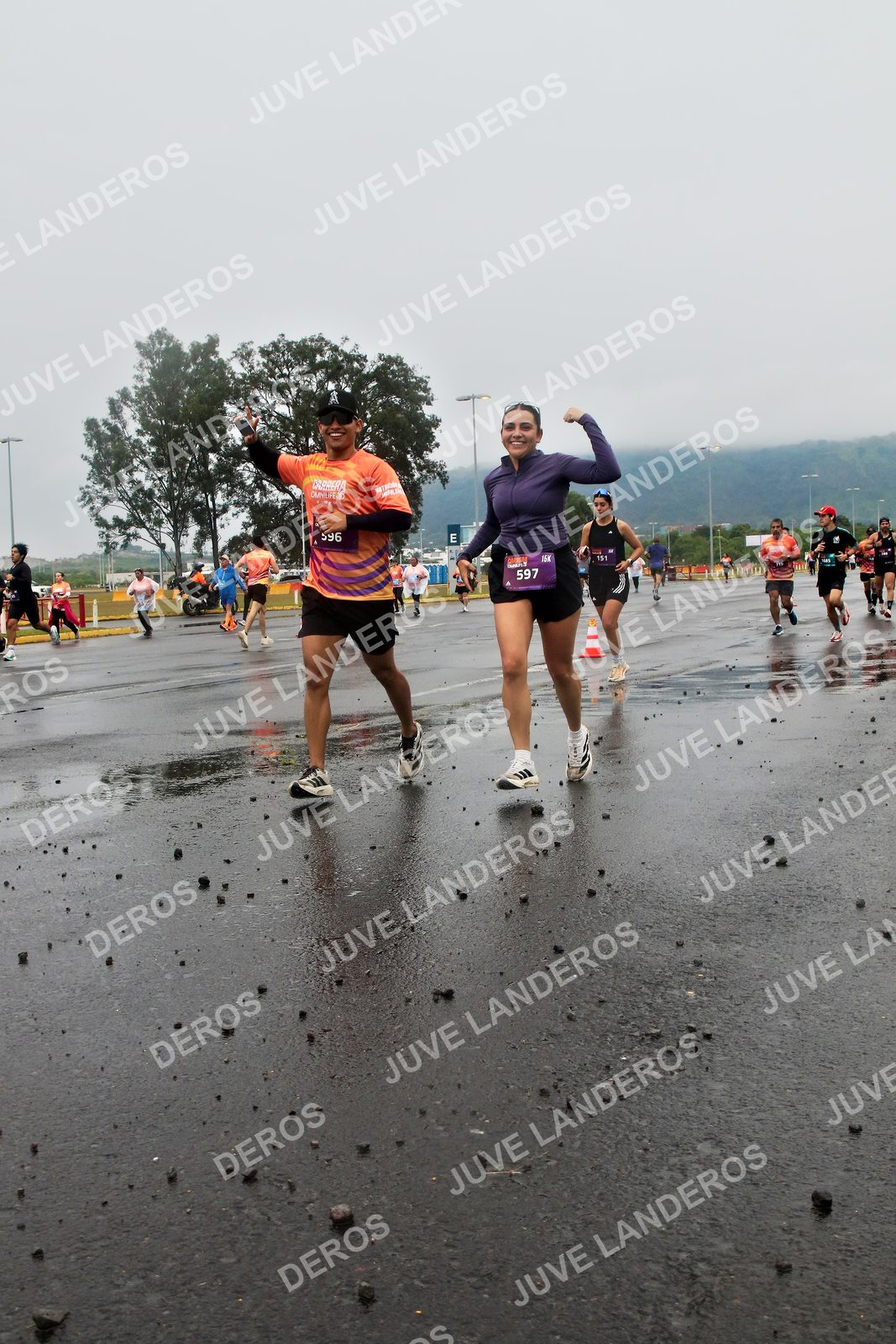 Foto de la CARRERA OMNILIFE GUADALAJARA en Estadio Akron, Zapopan a las 07:32 · dorsal 596, 597