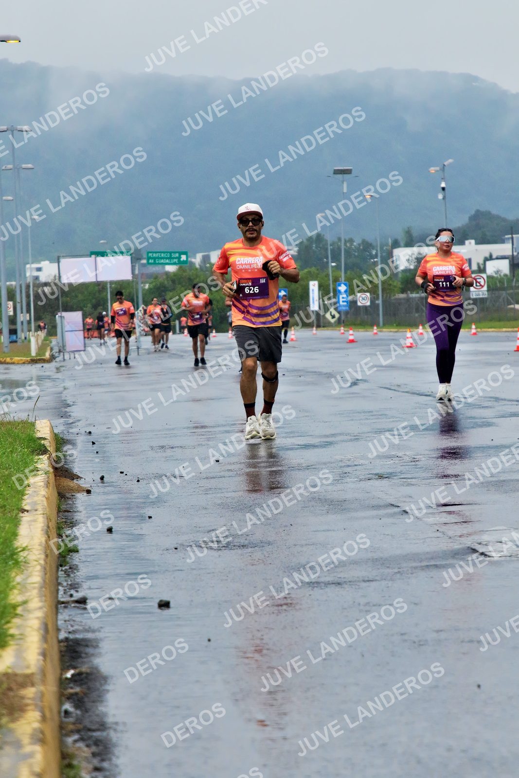Foto de la CARRERA OMNILIFE GUADALAJARA en Estadio Akron, Zapopan a las 08:07 · dorsal 626, 111, 30