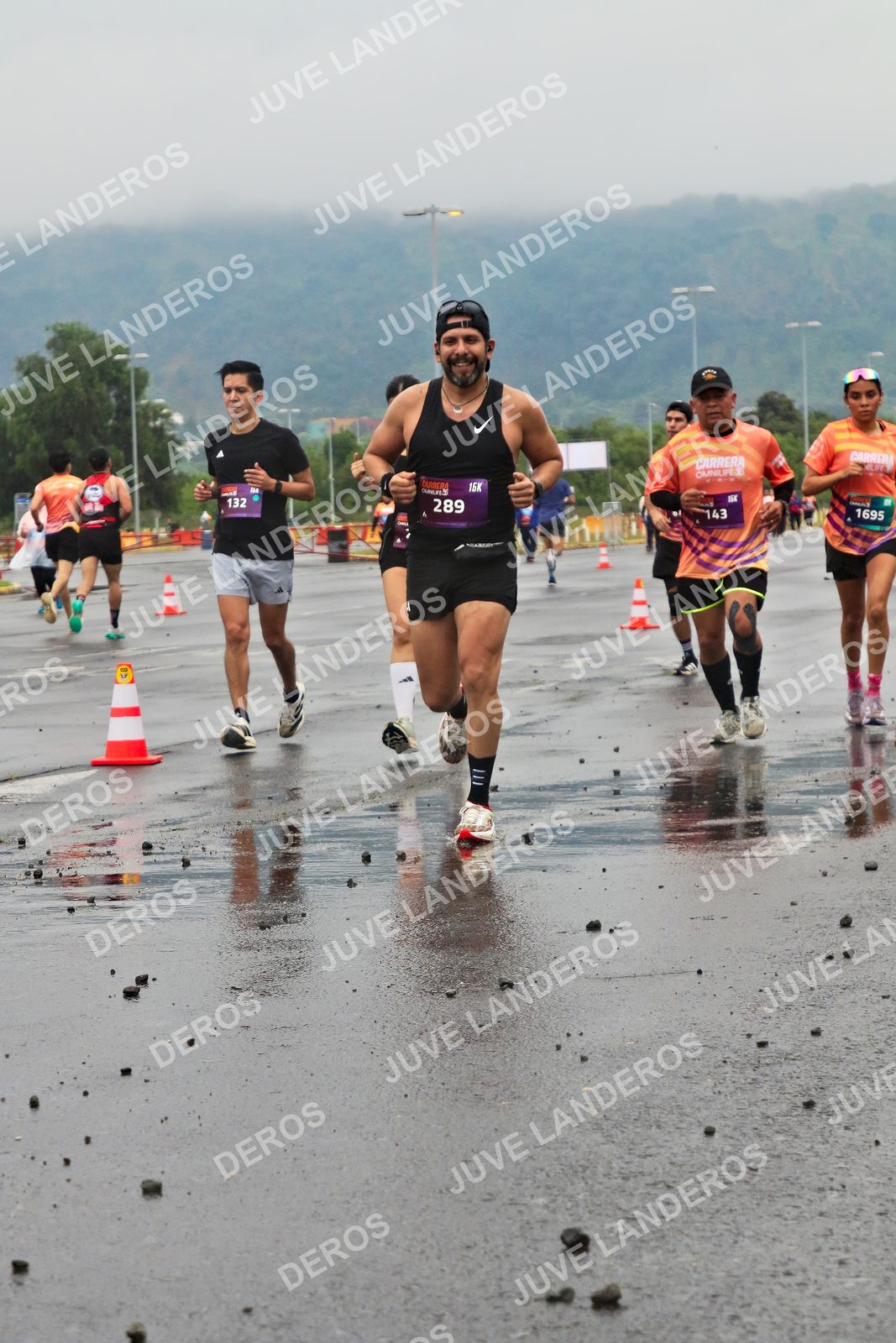 Foto de la CARRERA OMNILIFE GUADALAJARA en Estadio Akron, Zapopan a las 07:32 · dorsal 289, 1695, 132, 143
