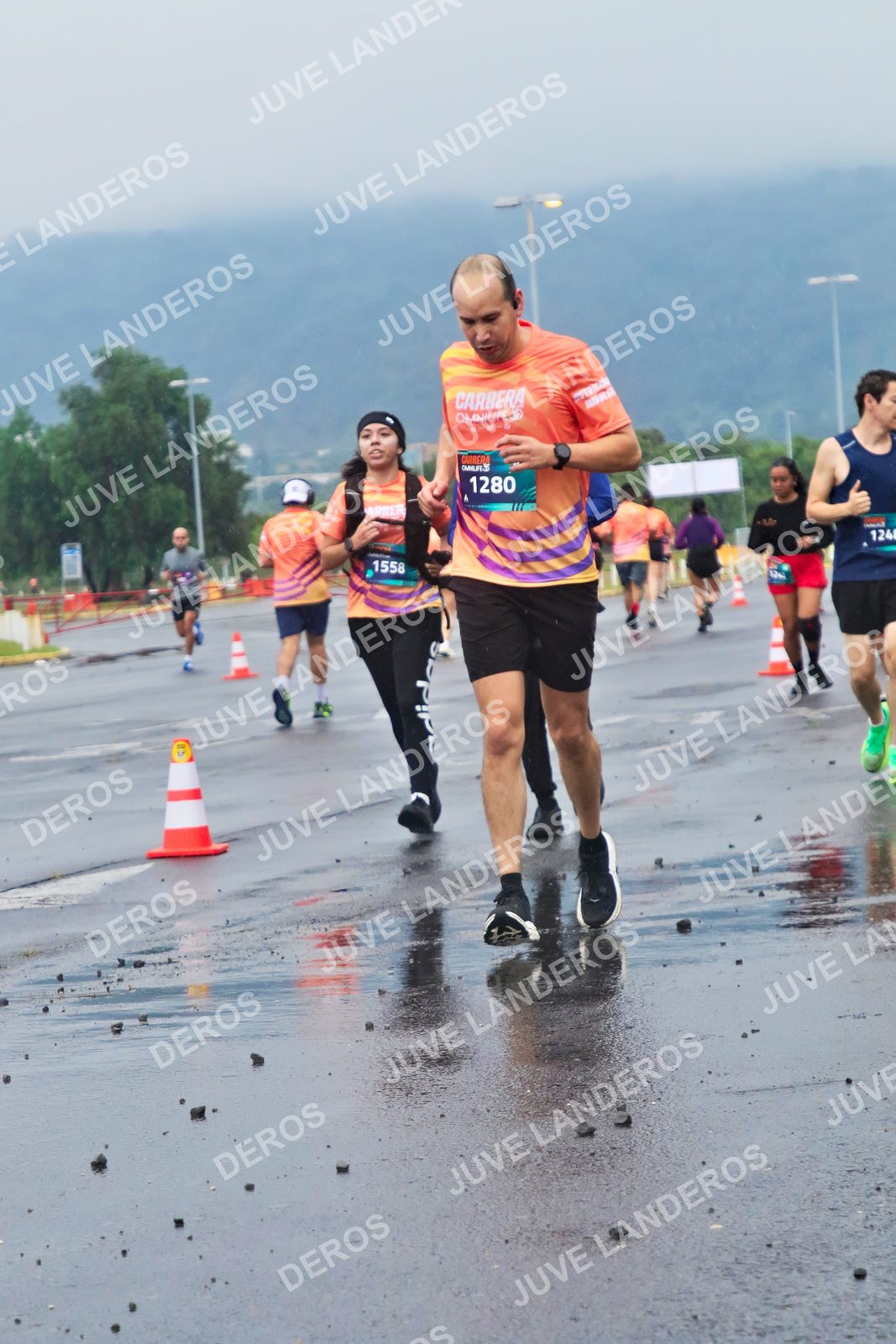 Foto de la CARRERA OMNILIFE GUADALAJARA en Estadio Akron, Zapopan a las 07:46 · dorsal 1280, 1558, 124