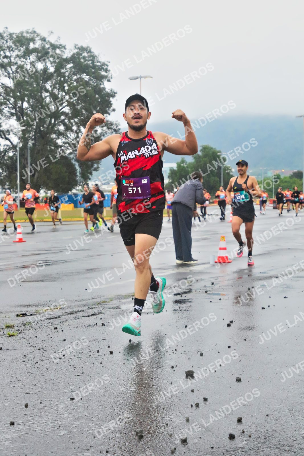 Foto de la CARRERA OMNILIFE GUADALAJARA en Estadio Akron, Zapopan a las 07:23 · dorsal 571, 1238
