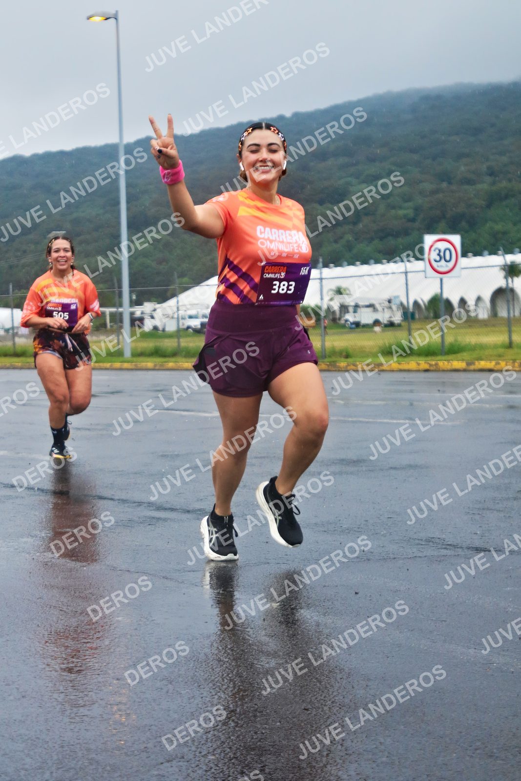 Foto de la CARRERA OMNILIFE GUADALAJARA en Estadio Akron, Zapopan a las 07:58 · dorsal 30, 383, 505