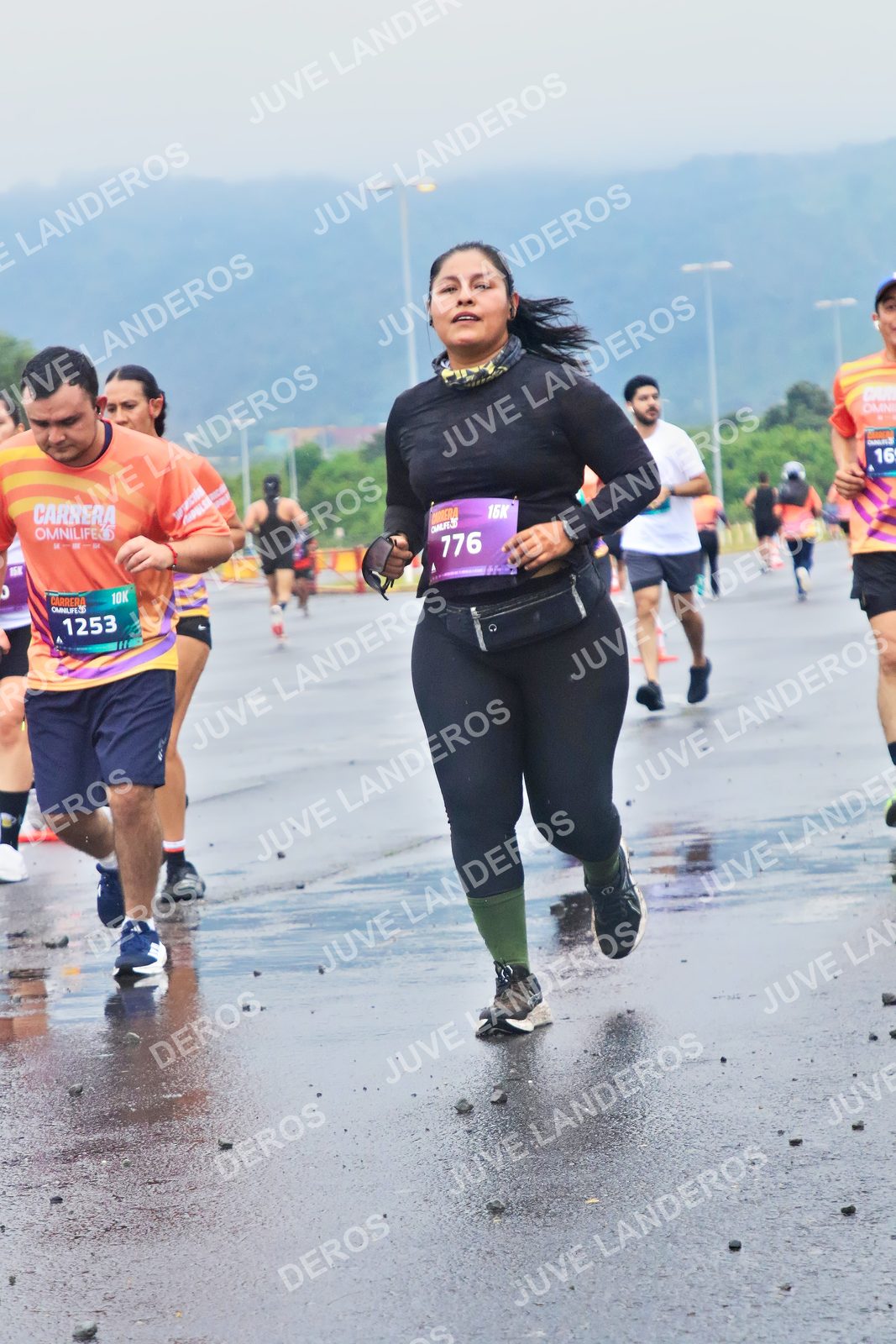 Foto de la CARRERA OMNILIFE GUADALAJARA en Estadio Akron, Zapopan a las 07:43 · dorsal 776, 1253, 16