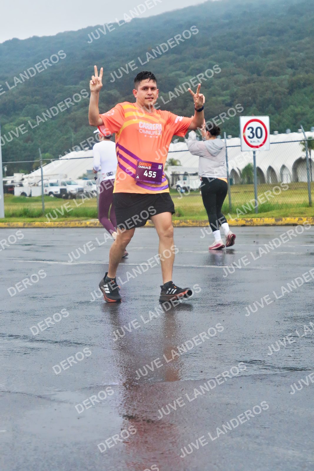 Foto de la CARRERA OMNILIFE GUADALAJARA en Estadio Akron, Zapopan a las 08:02 · dorsal 30, 455