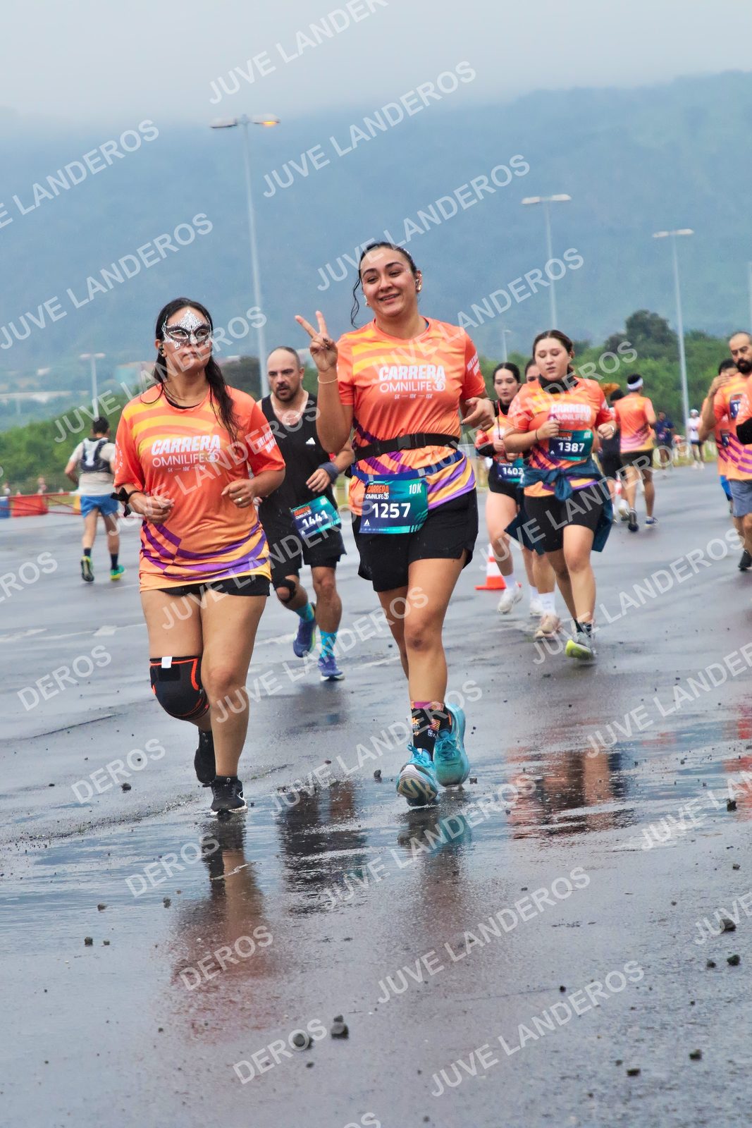 Foto de la CARRERA OMNILIFE GUADALAJARA en Estadio Akron, Zapopan a las 07:47 · dorsal 1387, 1257, 1402, 1441