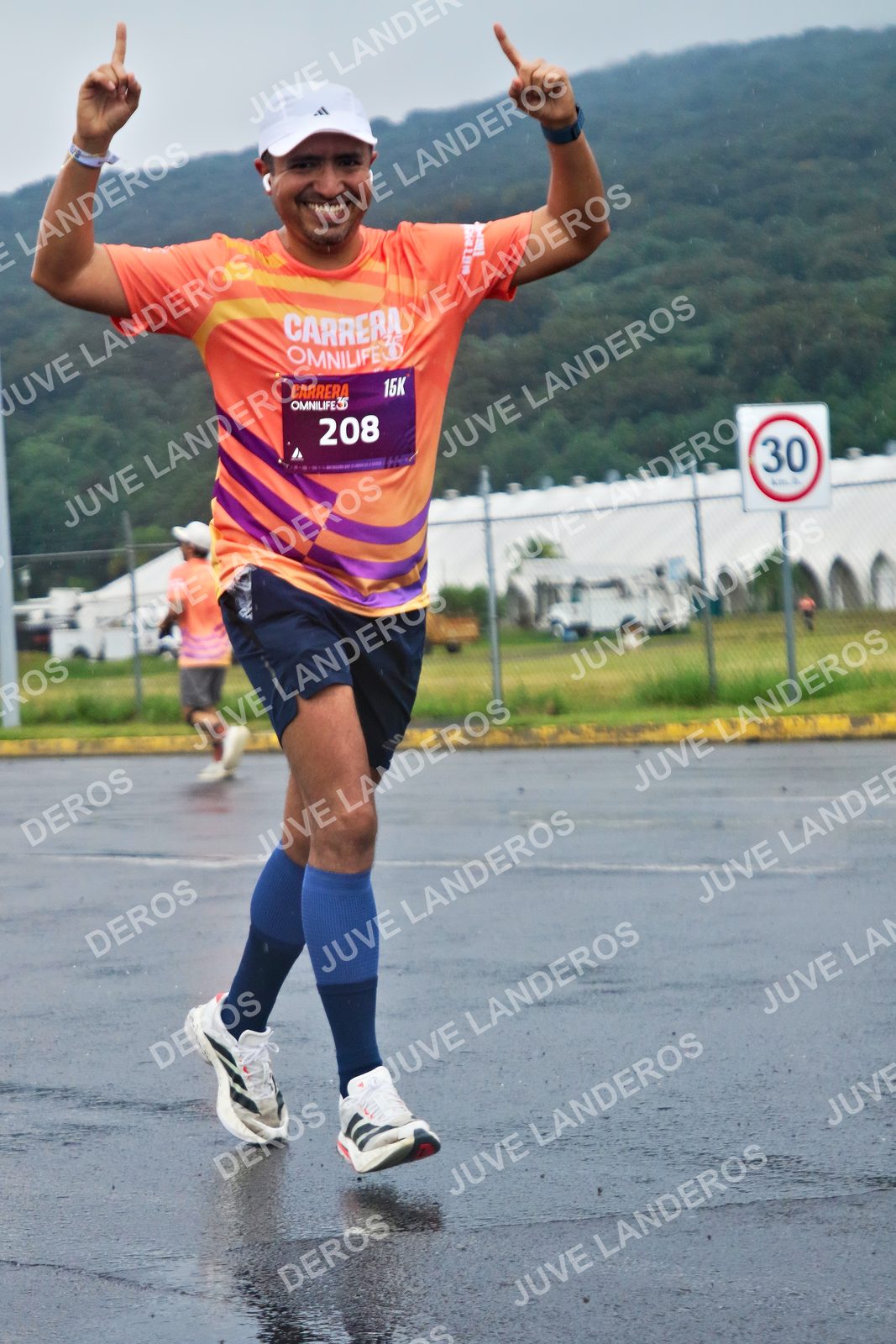 Foto de la CARRERA OMNILIFE GUADALAJARA en Estadio Akron, Zapopan a las 07:56 · dorsal 208, 30