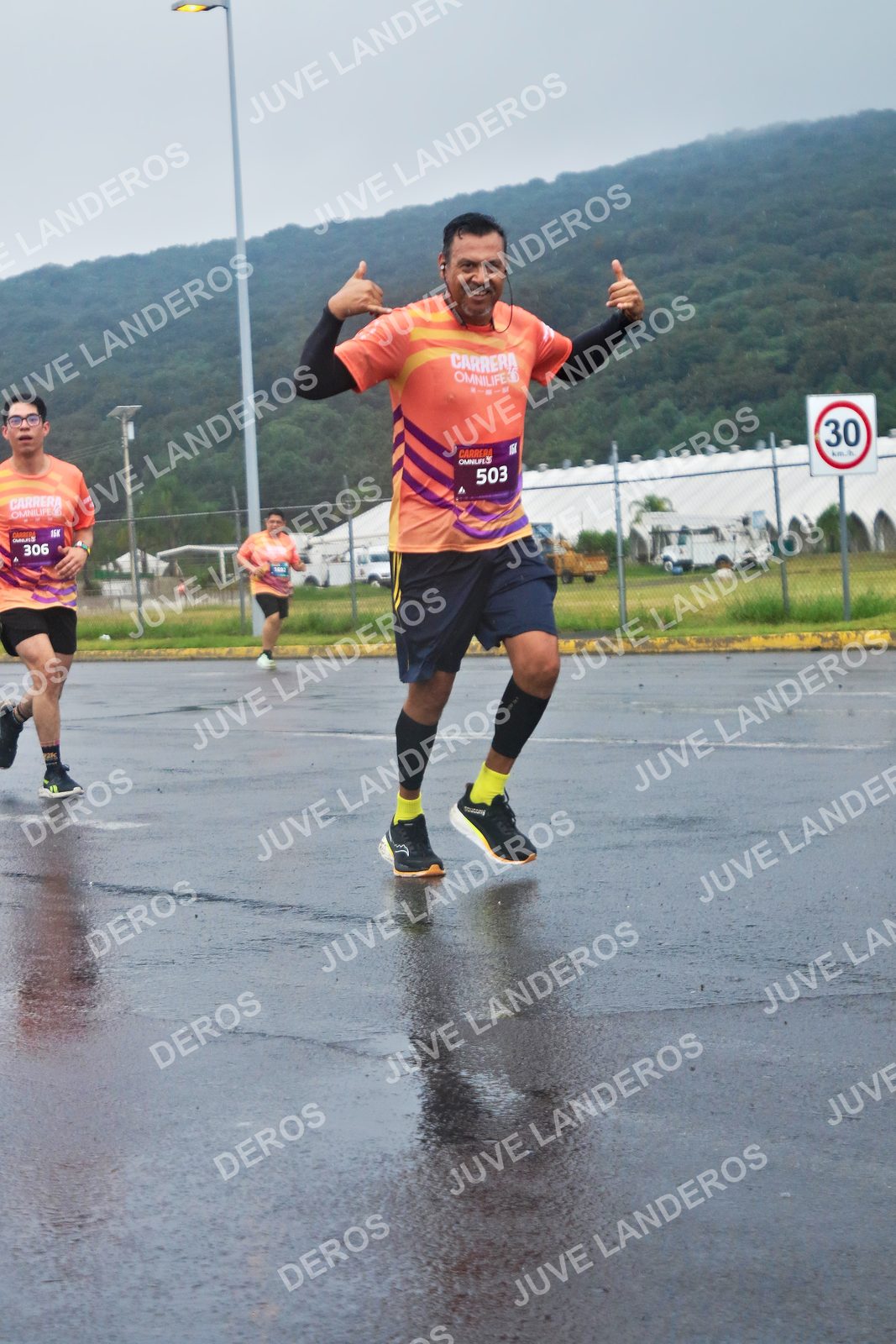 Foto de la CARRERA OMNILIFE GUADALAJARA en Estadio Akron, Zapopan a las 07:57 · dorsal 503, 306