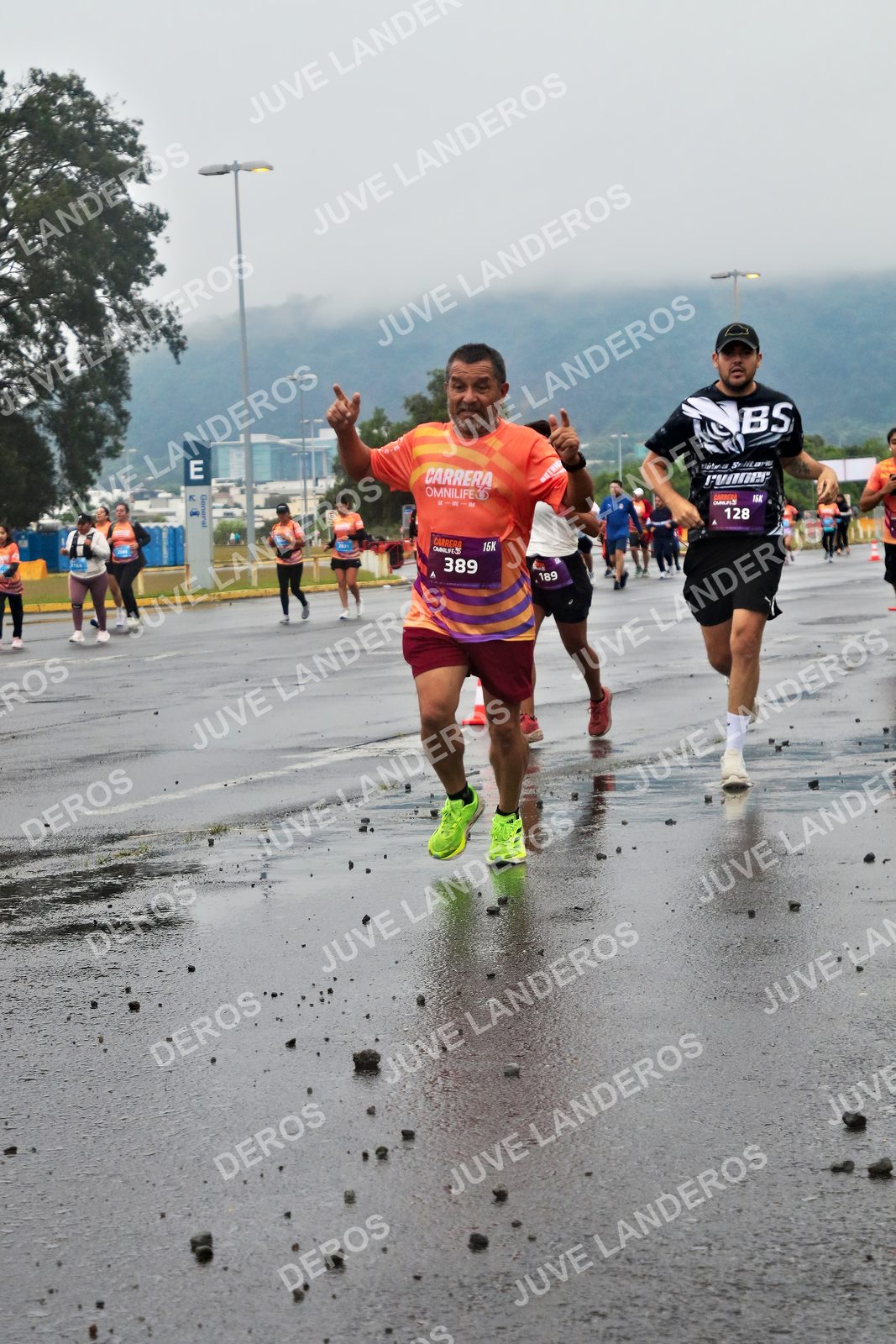 Foto de la CARRERA OMNILIFE GUADALAJARA en Estadio Akron, Zapopan a las 07:29 · dorsal 389, 128, 189