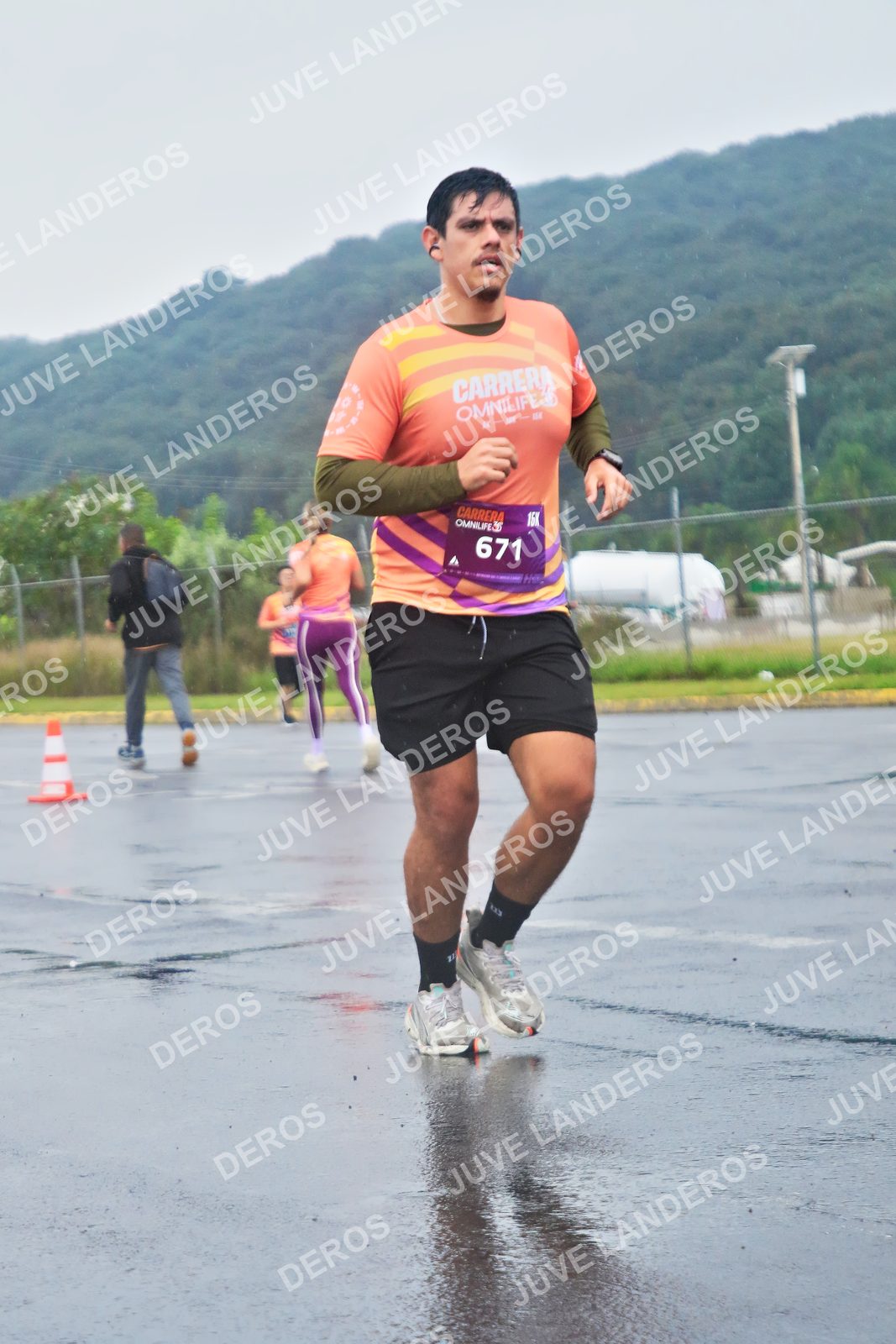 Foto de la CARRERA OMNILIFE GUADALAJARA en Estadio Akron, Zapopan a las 07:56 · dorsal 671