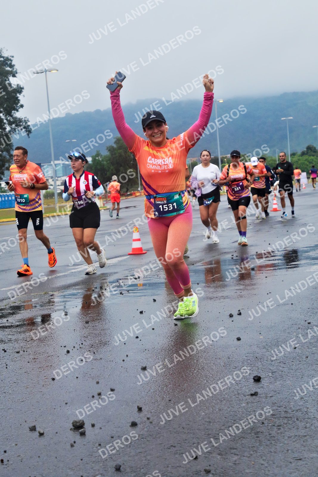 Foto de la CARRERA OMNILIFE GUADALAJARA en Estadio Akron, Zapopan a las 07:42 · dorsal 1531, 1010, 196