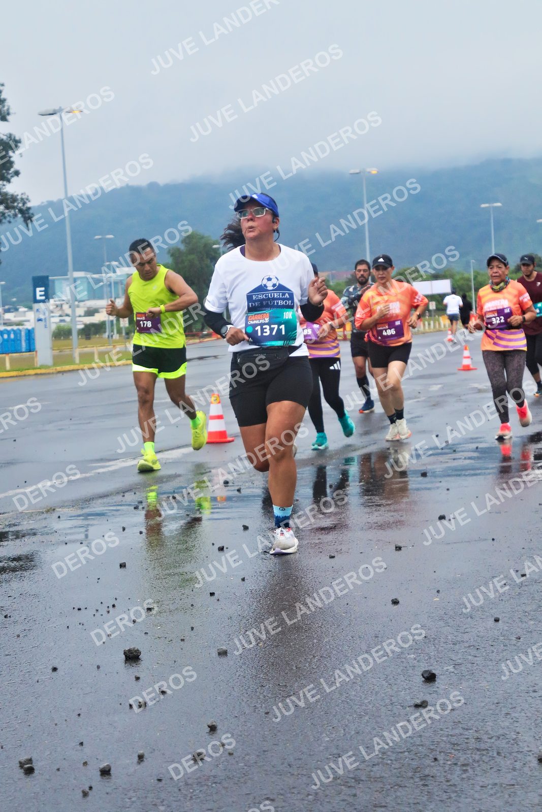 Foto de la CARRERA OMNILIFE GUADALAJARA en Estadio Akron, Zapopan a las 07:37 · dorsal 1371, 322, 178, 486