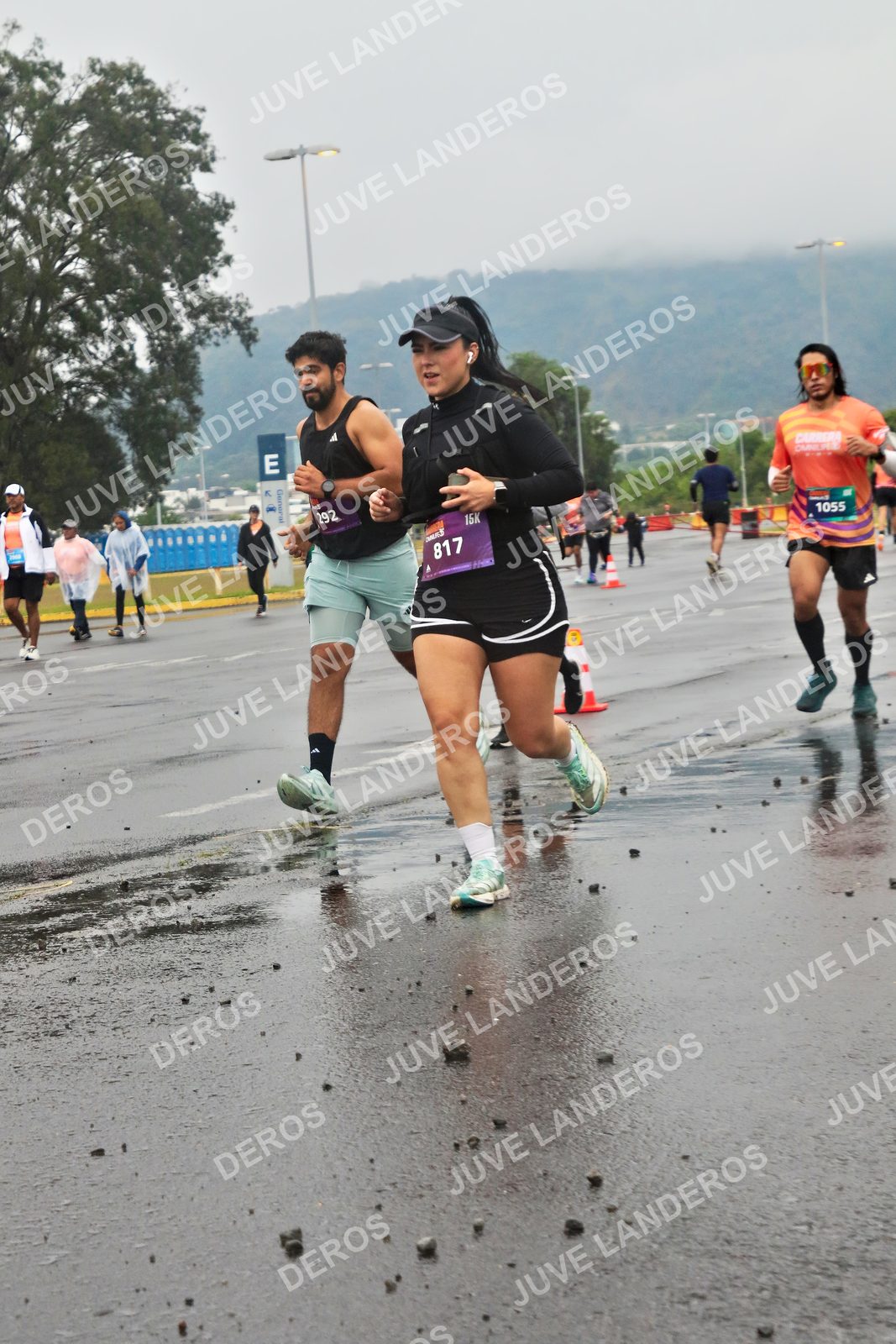Foto de la CARRERA OMNILIFE GUADALAJARA en Estadio Akron, Zapopan a las 07:34 · dorsal 817, 292, 1055