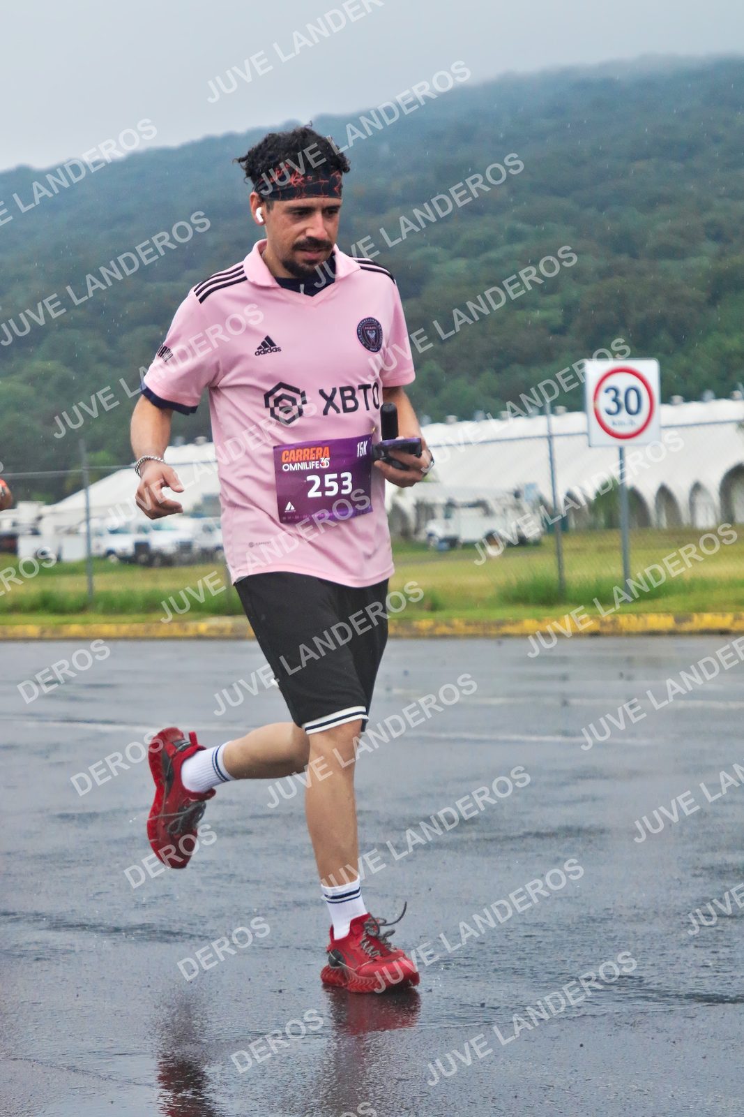 Foto de la CARRERA OMNILIFE GUADALAJARA en Estadio Akron, Zapopan a las 08:04 · dorsal 30, 253