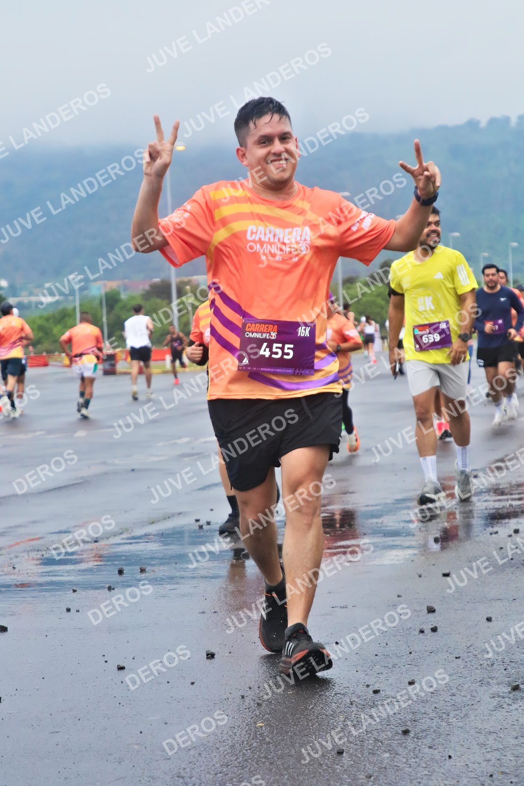 Foto de la CARRERA OMNILIFE GUADALAJARA en Estadio Akron, Zapopan a las 07:36 · dorsal 455, 639