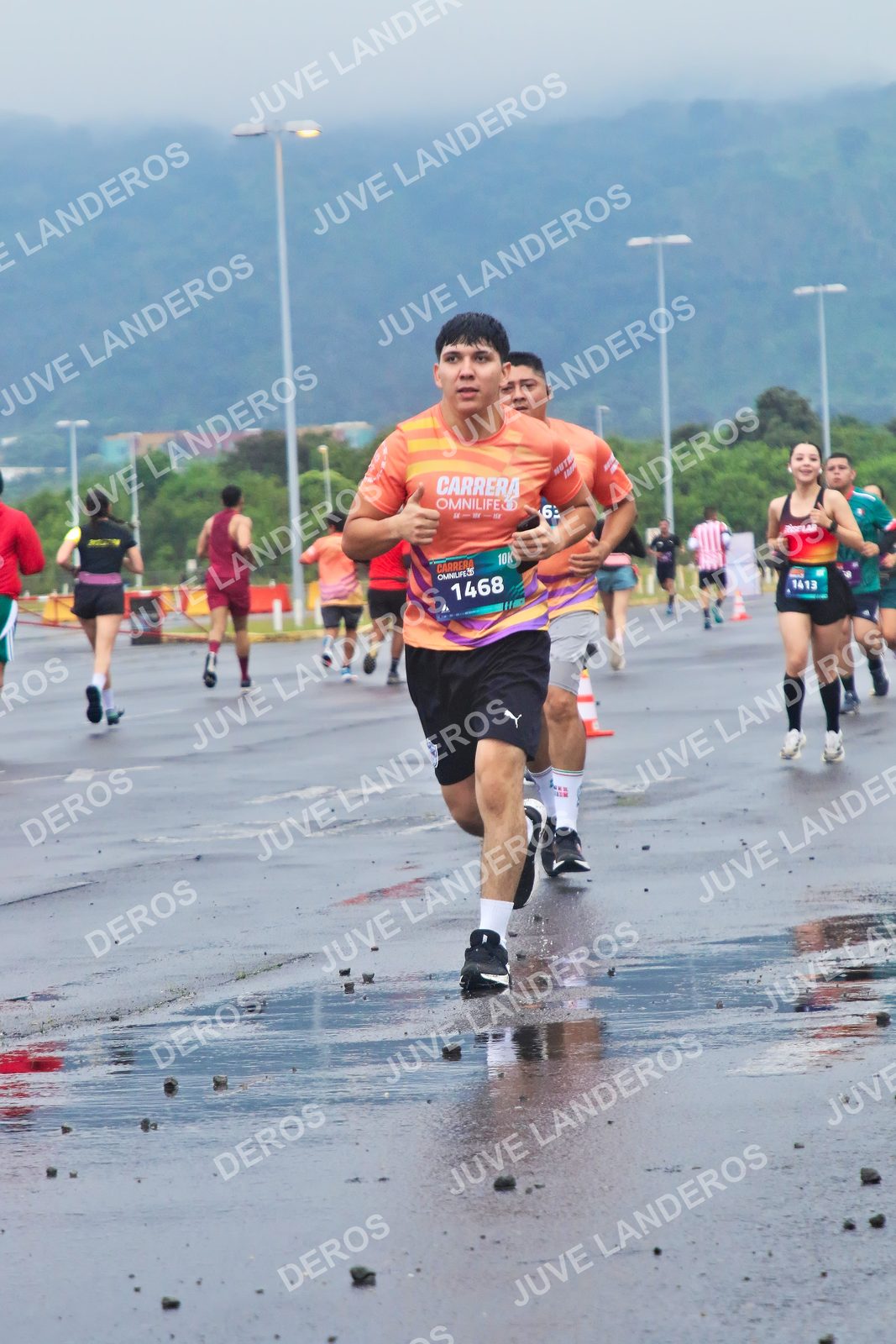 Foto de la CARRERA OMNILIFE GUADALAJARA en Estadio Akron, Zapopan a las 07:38 · dorsal 1468, 1413