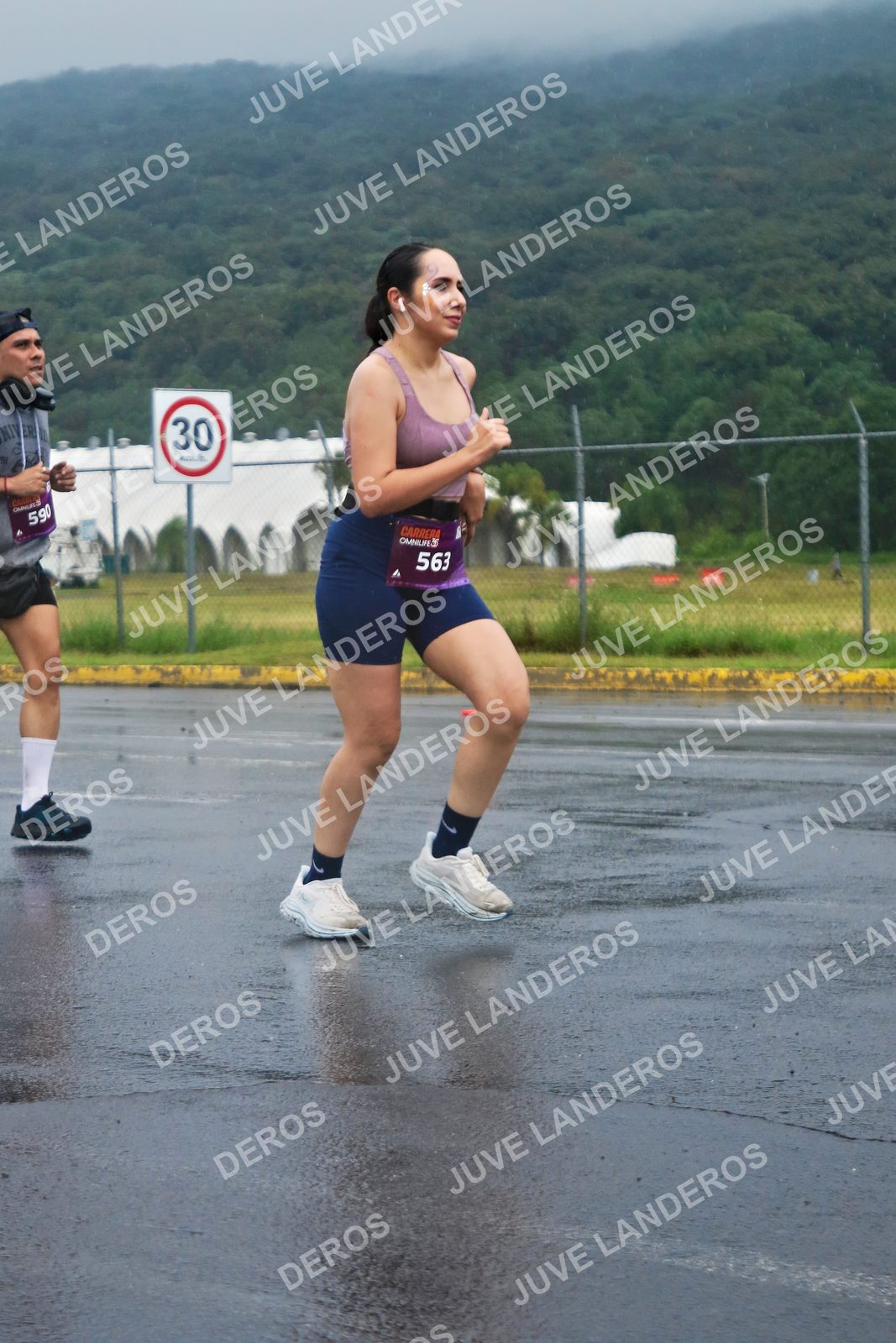 Foto de la CARRERA OMNILIFE GUADALAJARA en Estadio Akron, Zapopan a las 07:59 · dorsal 30, 563, 590