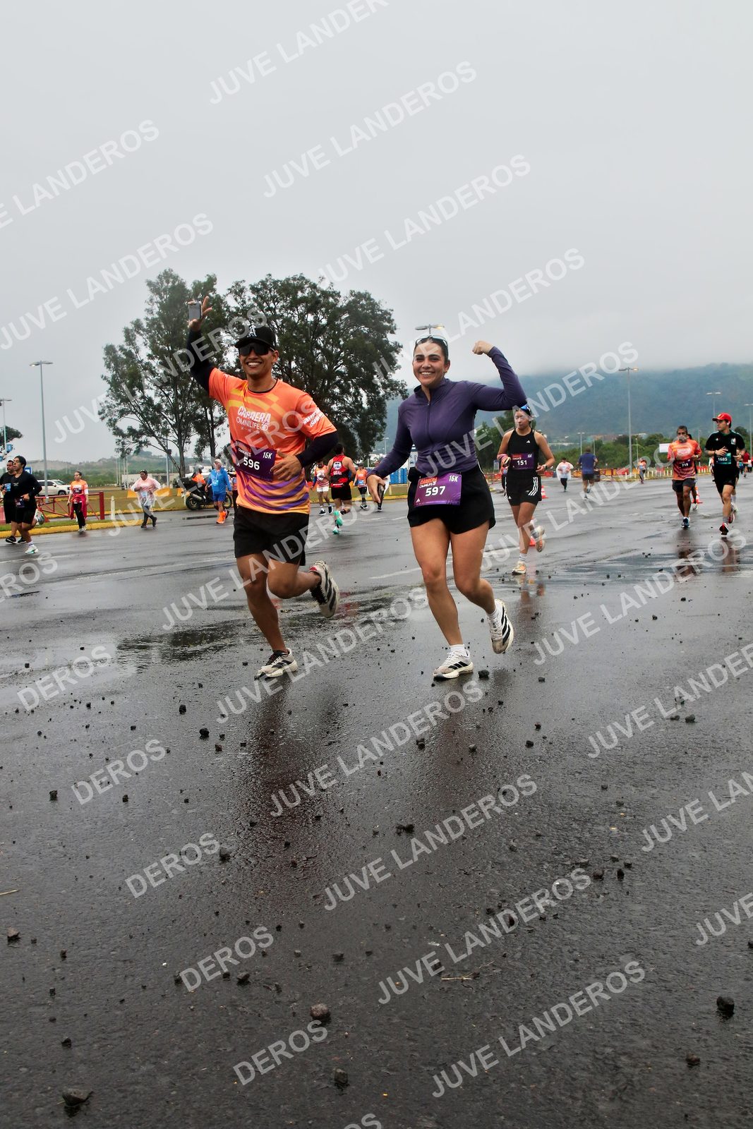 Foto de la CARRERA OMNILIFE GUADALAJARA en Estadio Akron, Zapopan a las 07:32 · dorsal 596, 597, 151