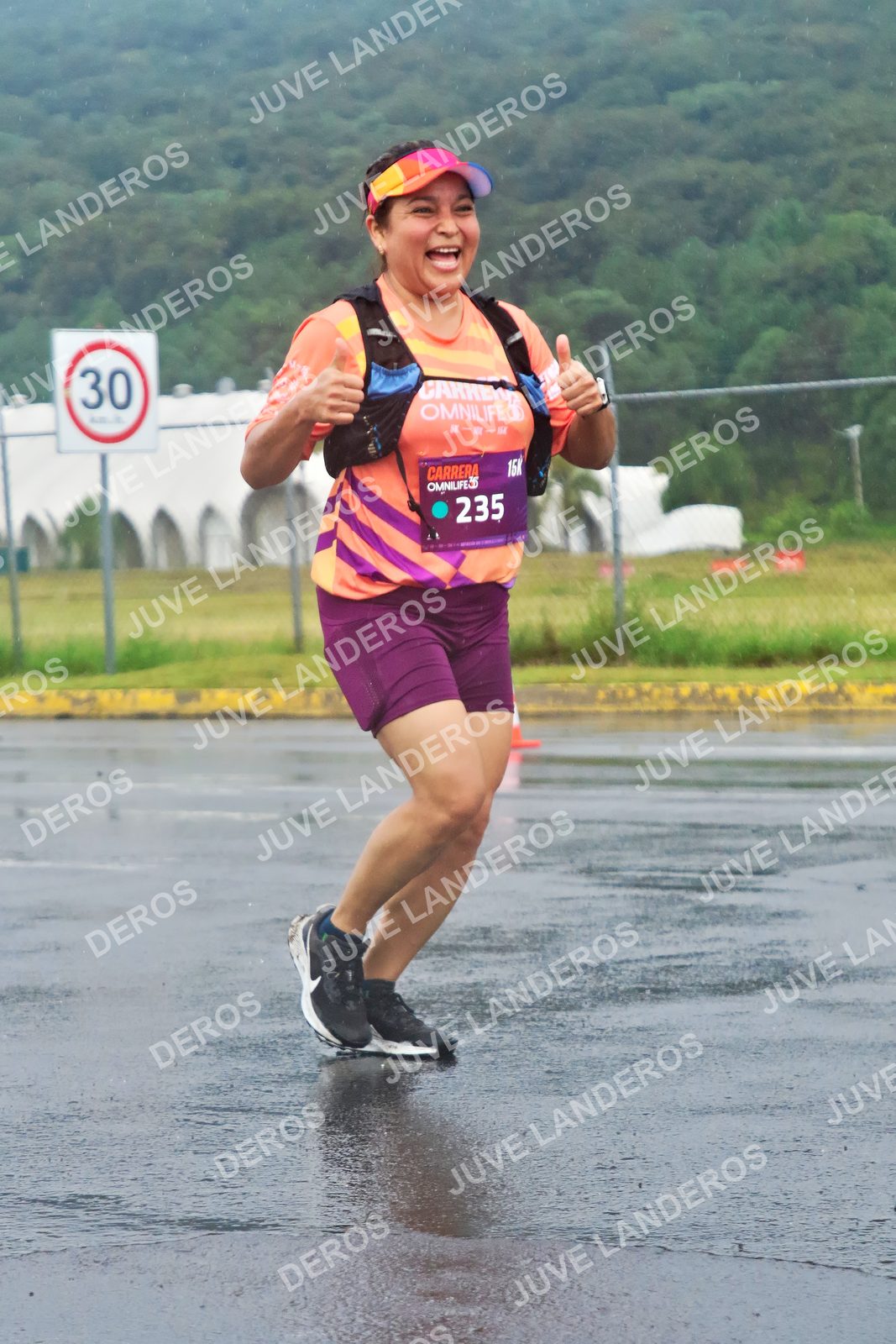 Foto de la CARRERA OMNILIFE GUADALAJARA en Estadio Akron, Zapopan a las 08:04 · dorsal 30, 235