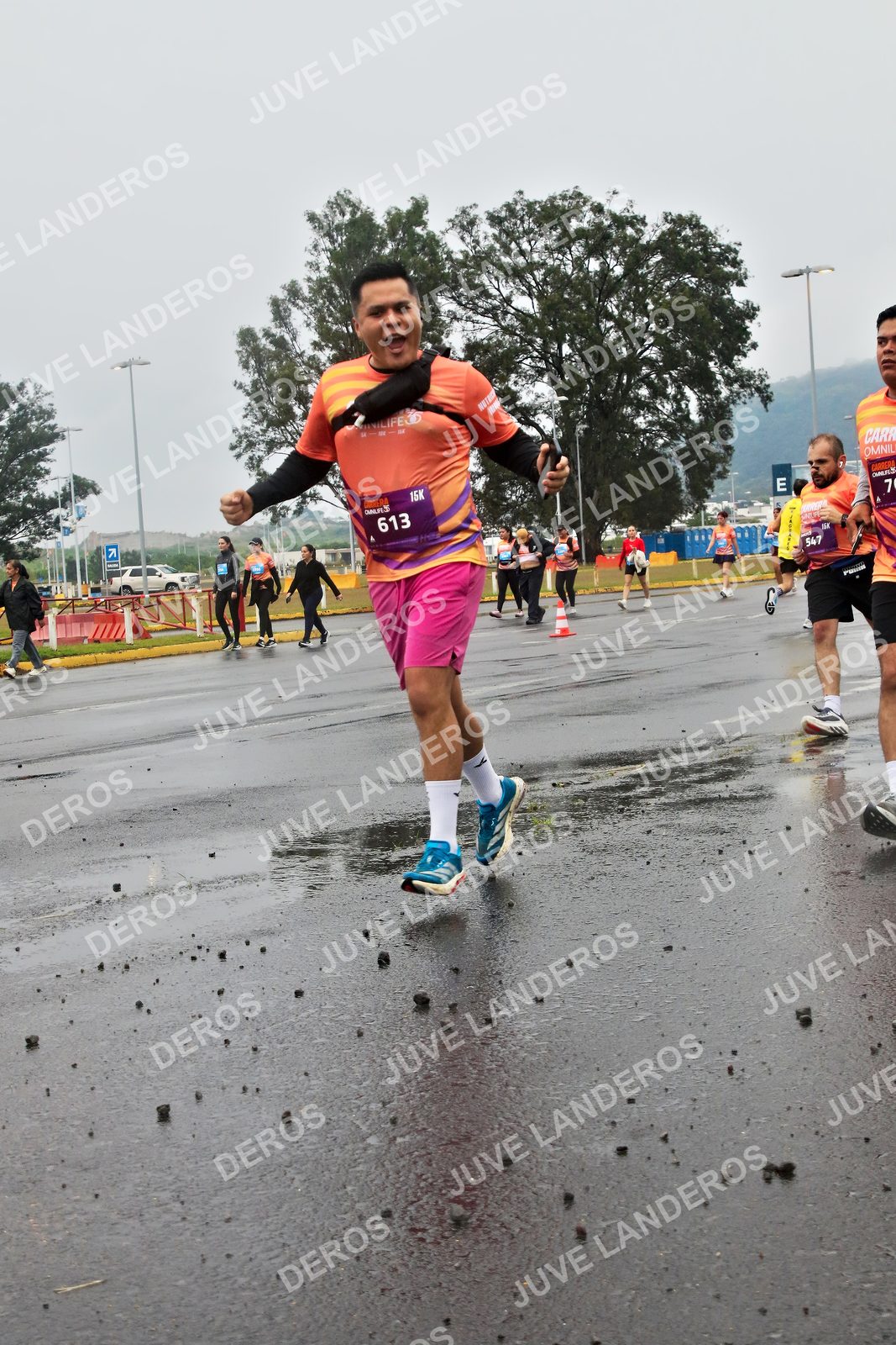 Foto de la CARRERA OMNILIFE GUADALAJARA en Estadio Akron, Zapopan a las 07:31 · dorsal 613, 547