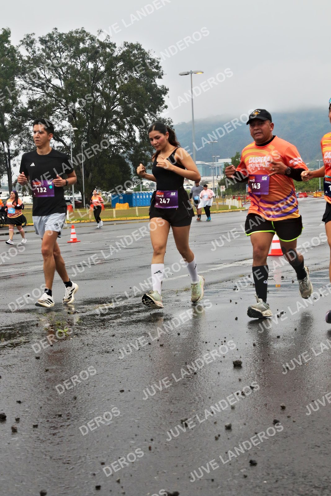 Foto de la CARRERA OMNILIFE GUADALAJARA en Estadio Akron, Zapopan a las 07:32 · dorsal 247, 143, 132