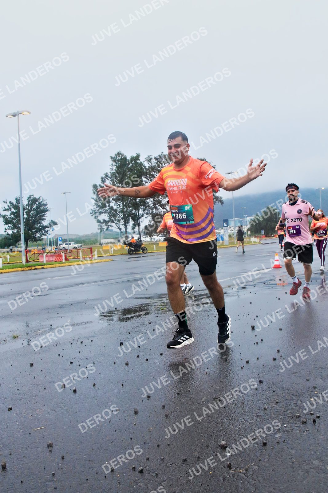Foto de la CARRERA OMNILIFE GUADALAJARA en Estadio Akron, Zapopan a las 07:36 · dorsal 1366